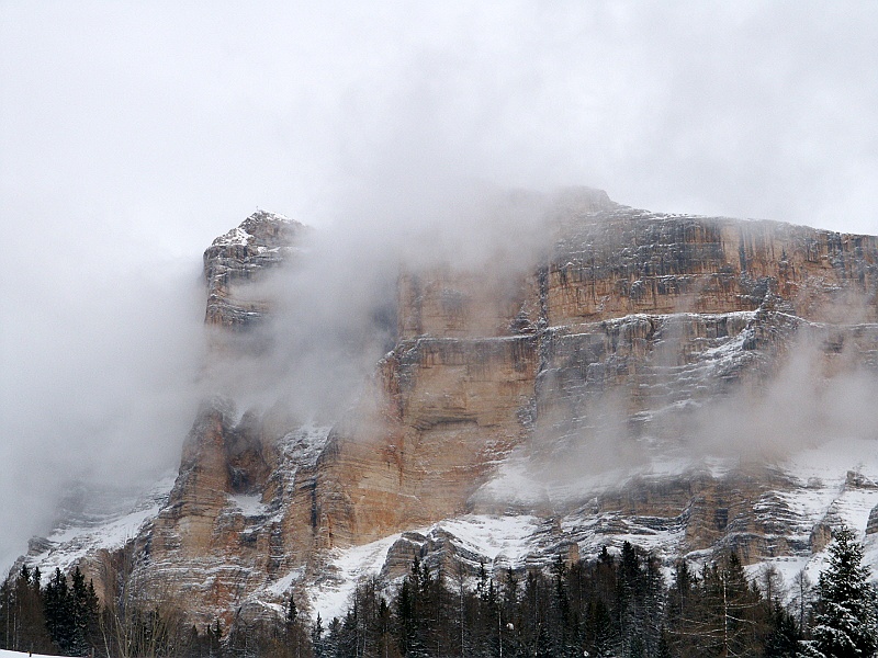 Włochy, 2006.02.19-25 021.jpg - Zamglone pionowe skały w żółciach, czerwieniach. To co w Dolomitach jest najbardziej charakterystyczne.
